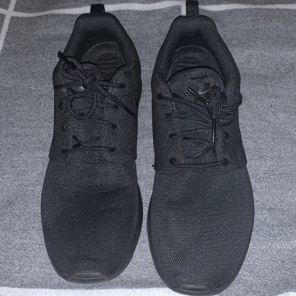 Size 9.5 Women’s Nike Roche One Moire Time- Black, lace up running shoe.